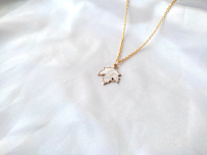 Pretty leaf charm pendant necklace for women and girls