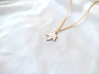 Pretty leaf charm pendant necklace for women and girls