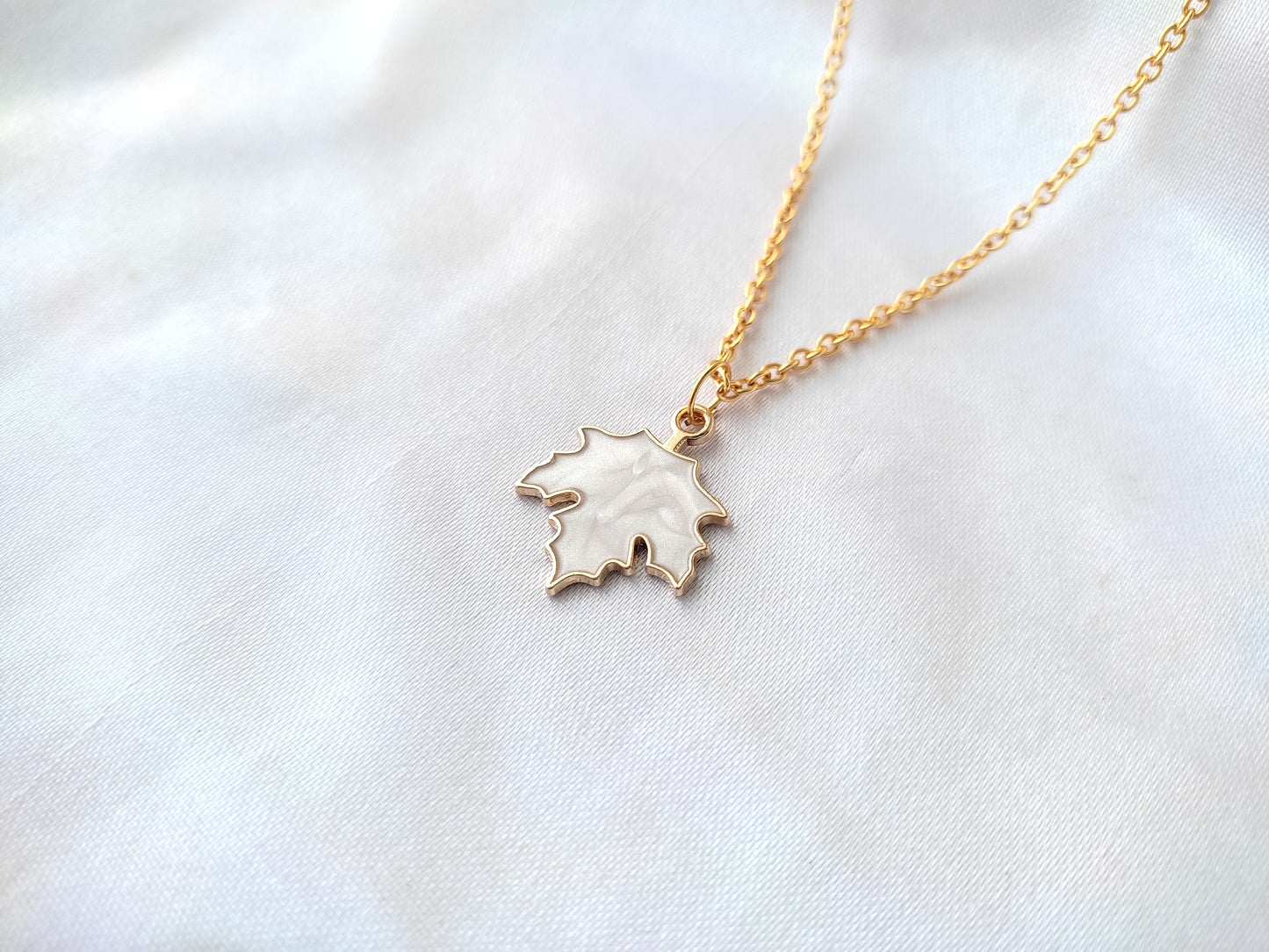 Pretty leaf charm pendant necklace for women and girls