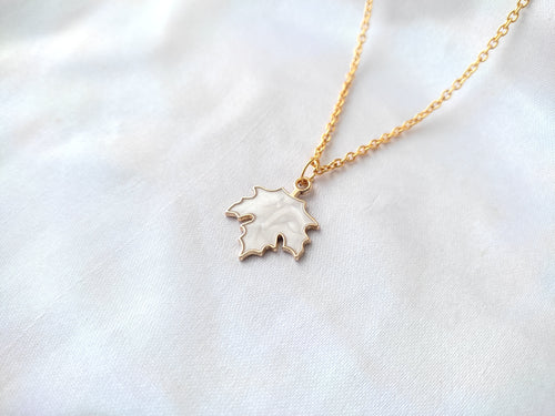 Pretty leaf charm pendant necklace for women and girls