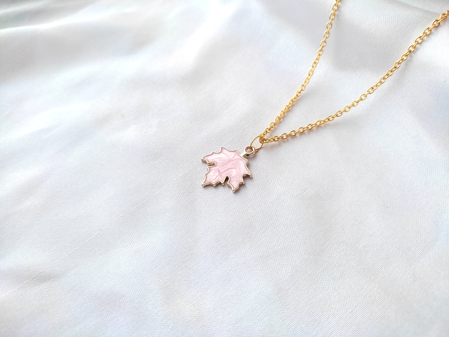 Pretty leaf charm pendant necklace for women and girls