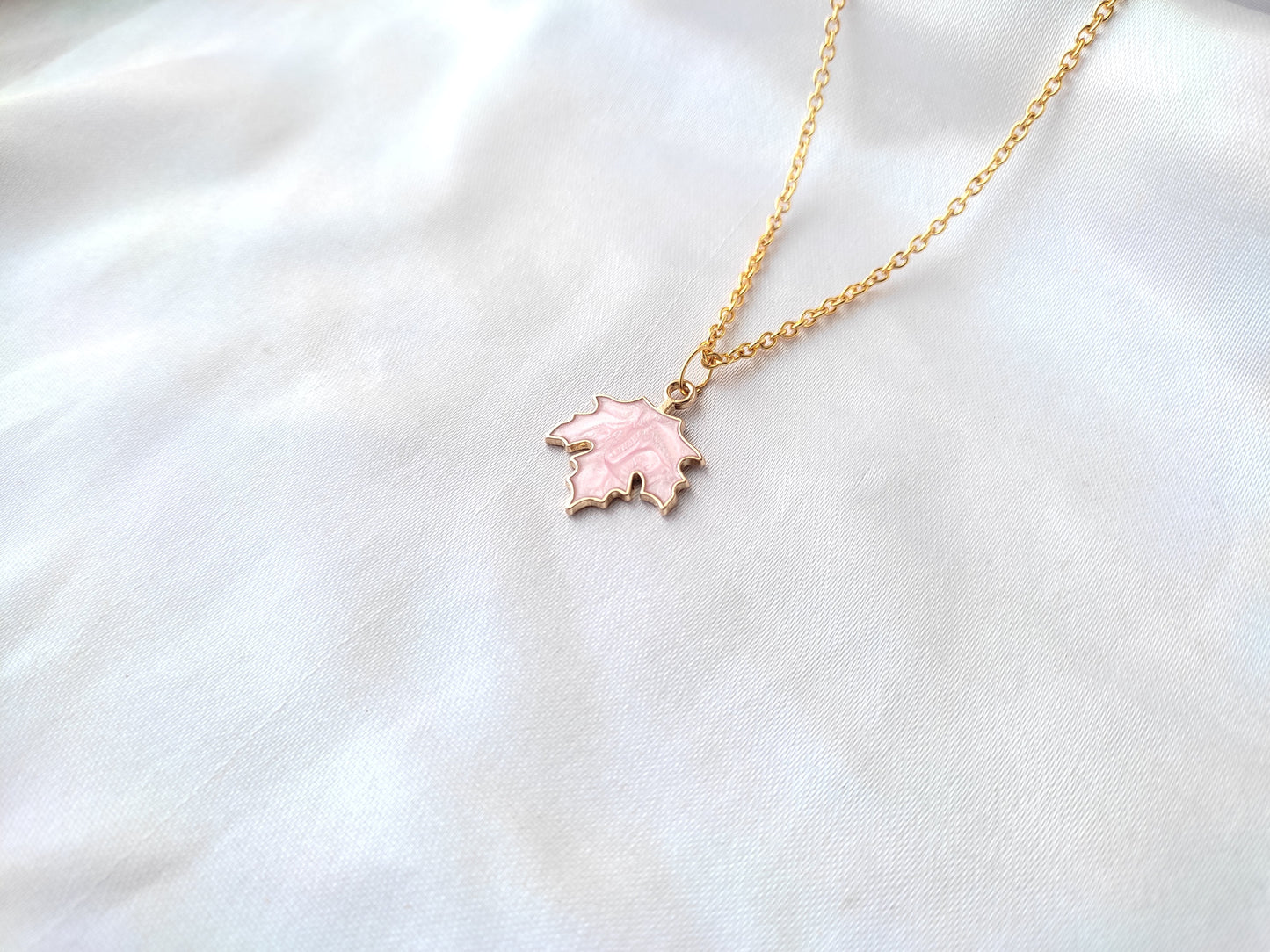 Pretty leaf charm pendant necklace for women and girls