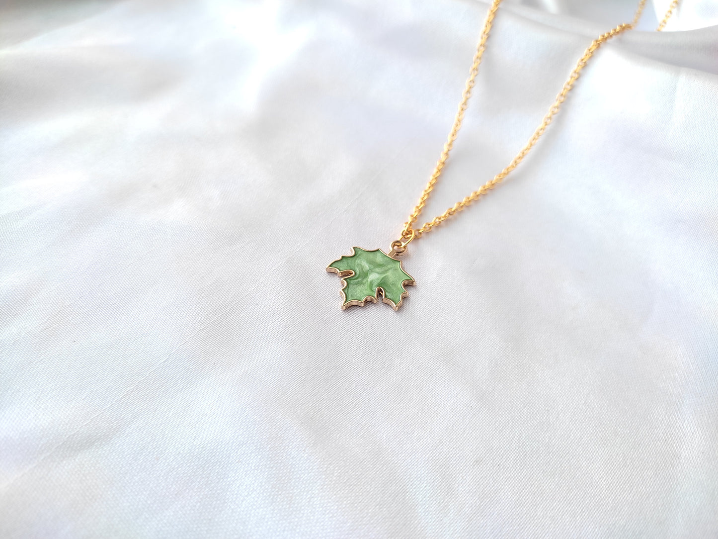 Pretty leaf charm pendant necklace for women and girls