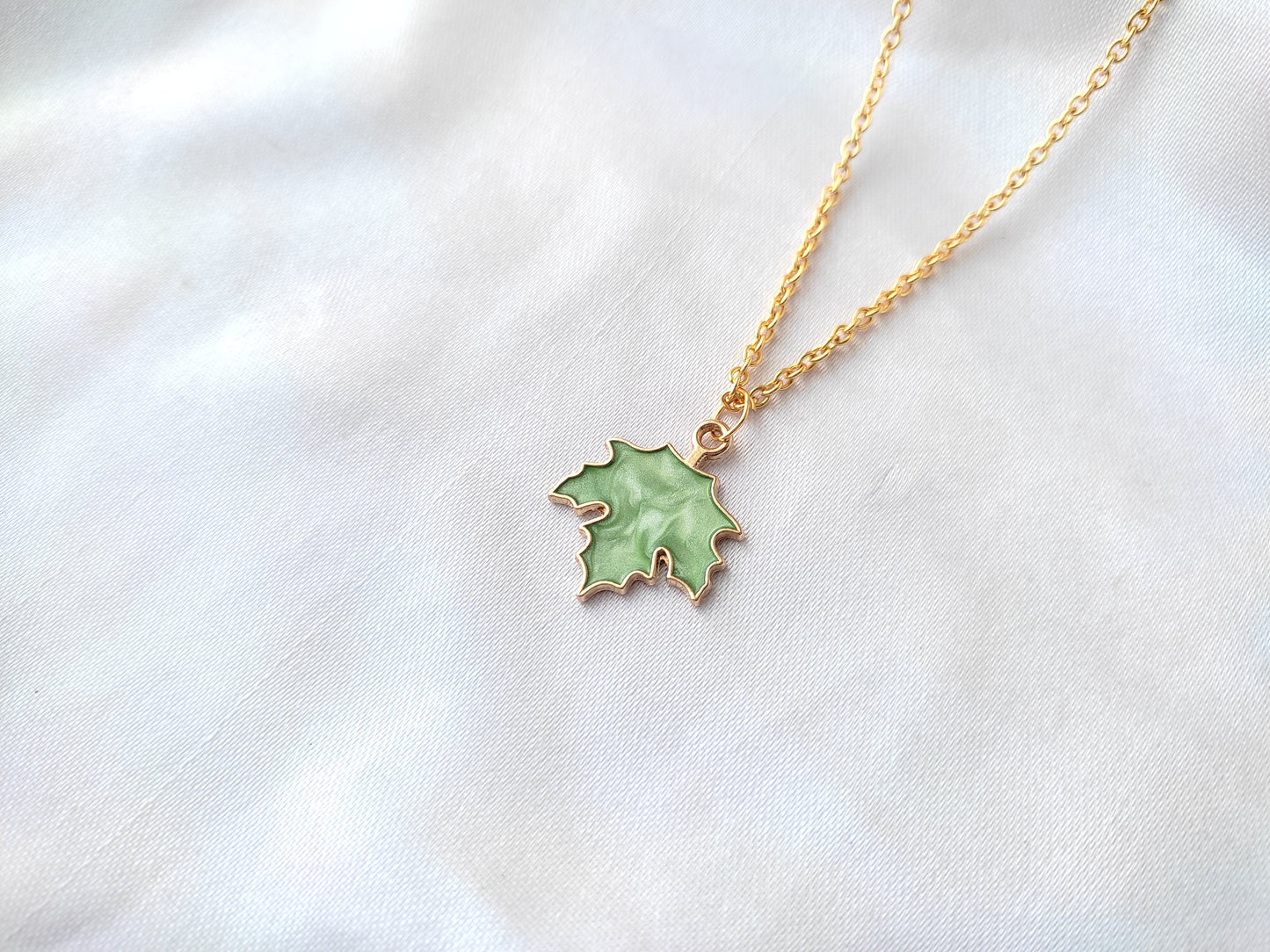 Pretty leaf charm pendant necklace for women and girls