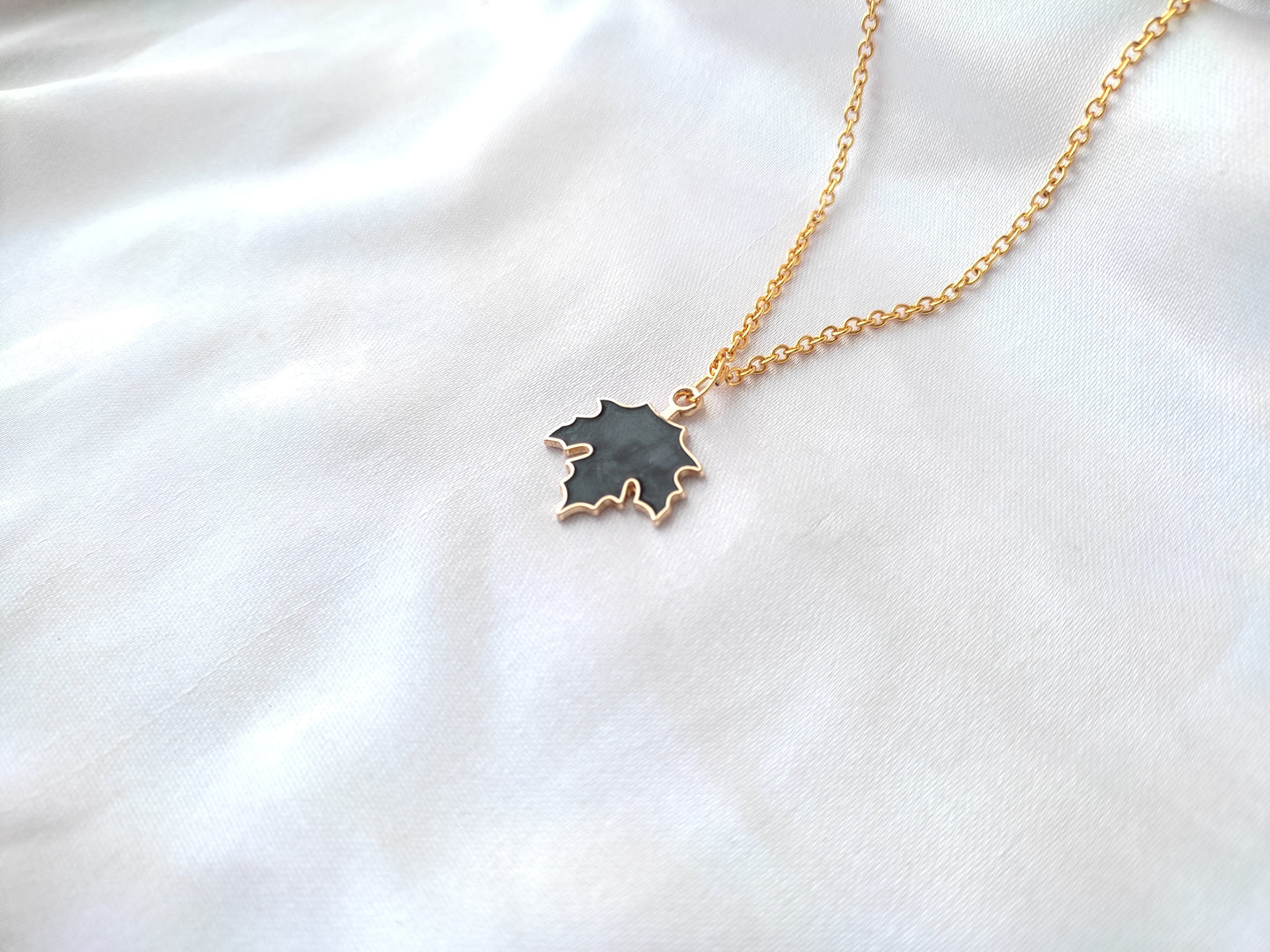 Pretty leaf charm pendant necklace for women and girls