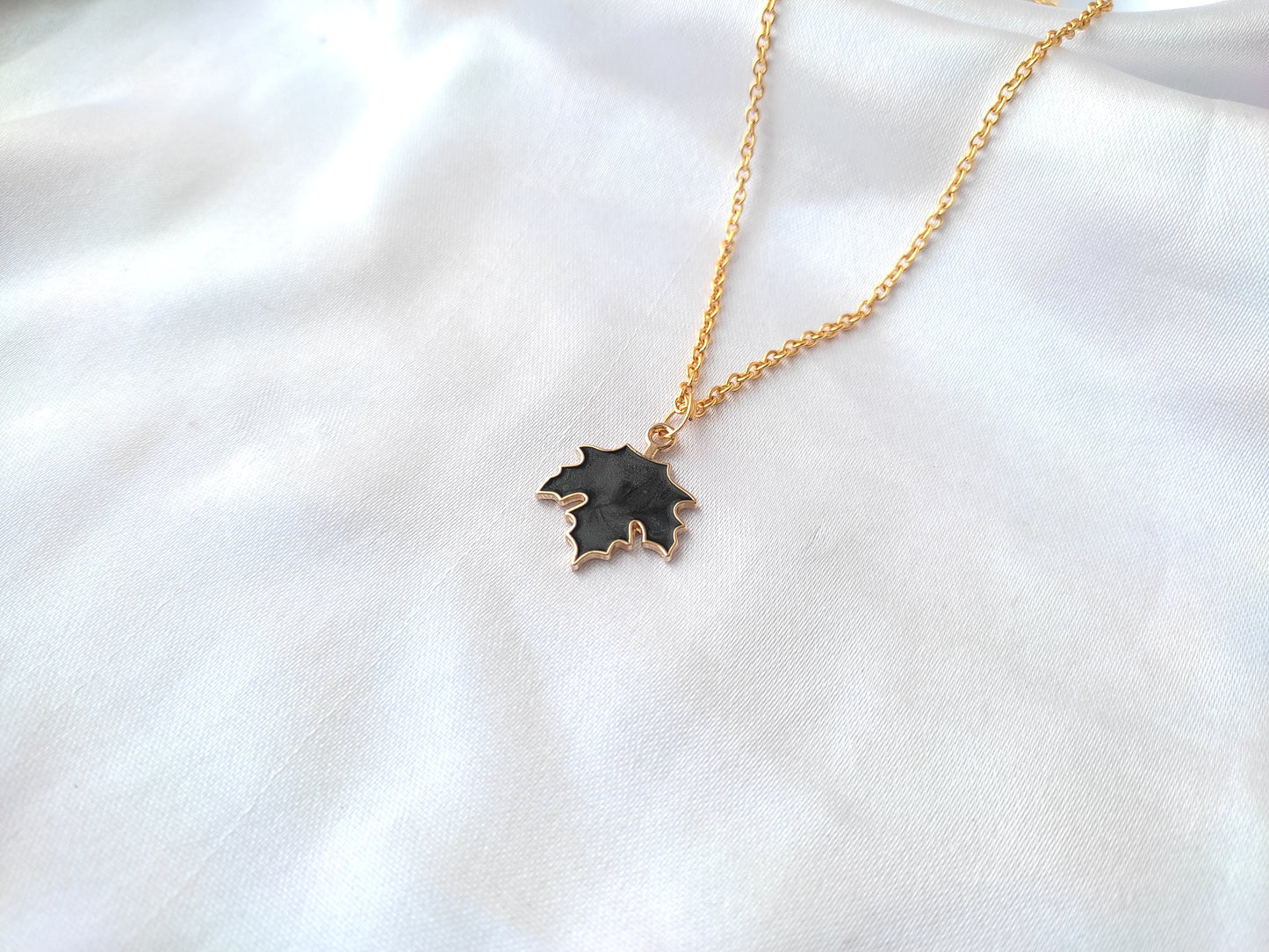 Pretty leaf charm pendant necklace for women and girls