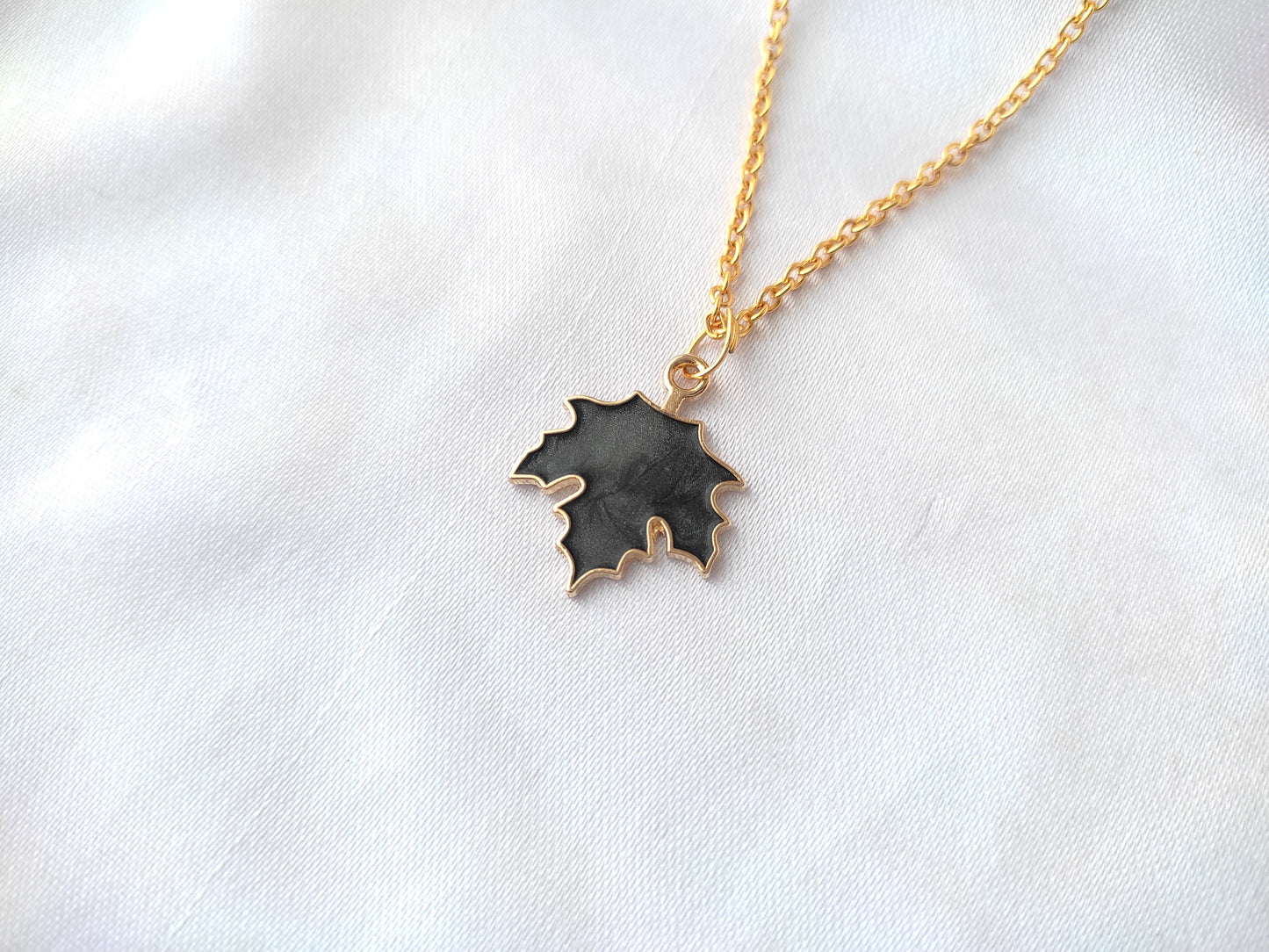 Pretty leaf charm pendant necklace for women and girls